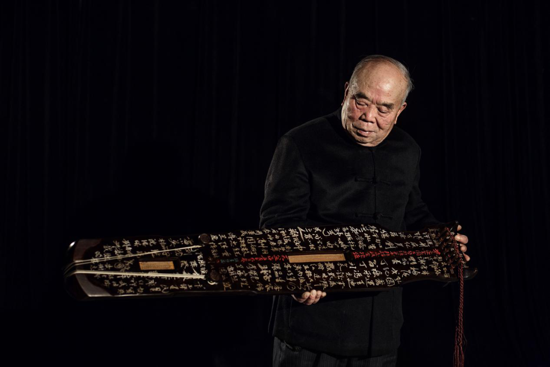Zhang Gong holding the first guqin made in Yangzhou after the founding of the People's Republic