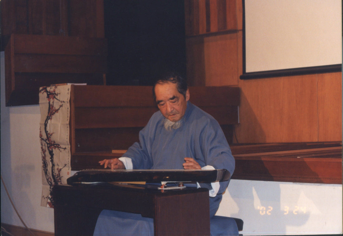 Master Mei Yuqiang playing the guqin