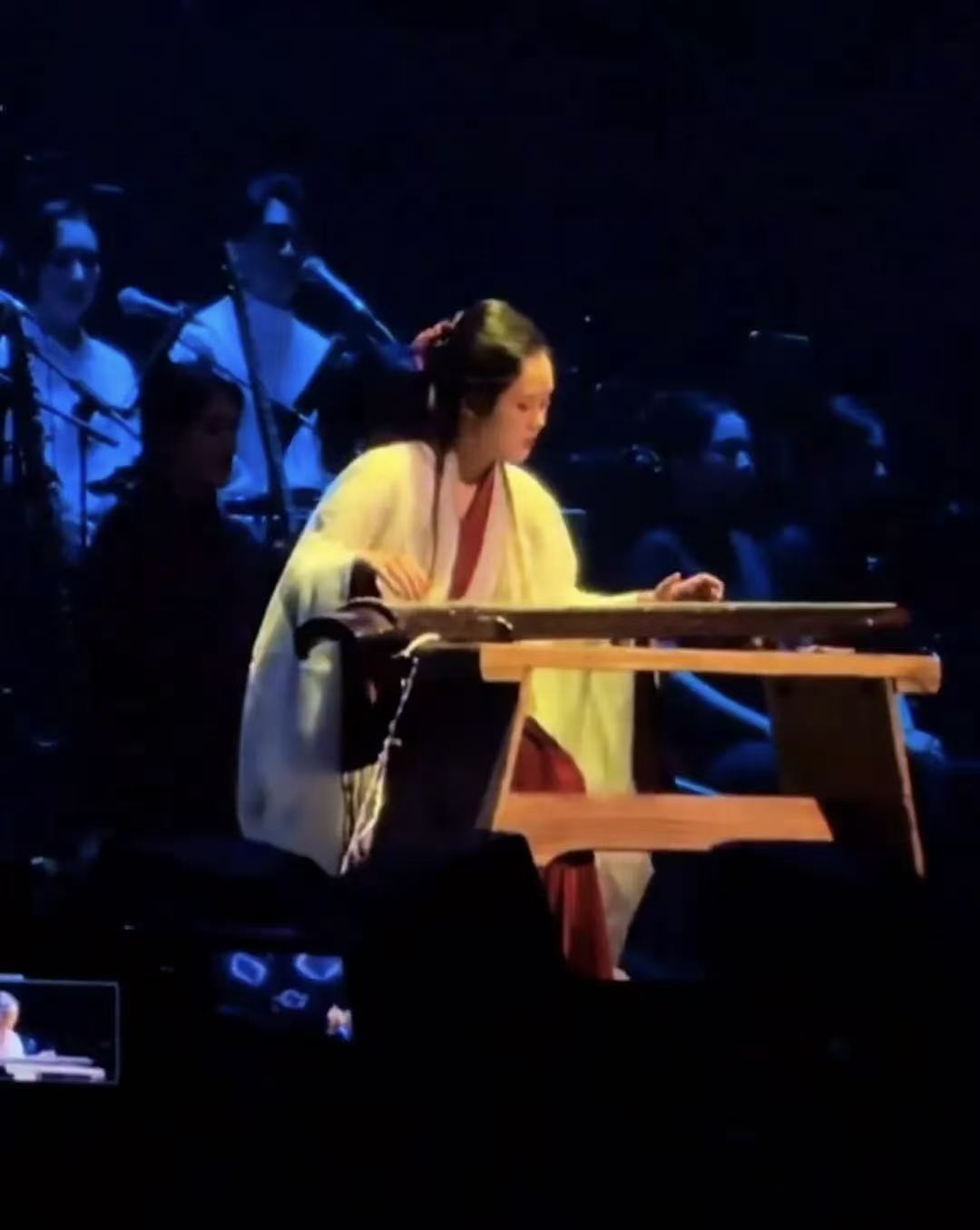 Guqin player Wu Ruiyang performing onstage during Dao Lang's 2025 concert tour in Hangzhou