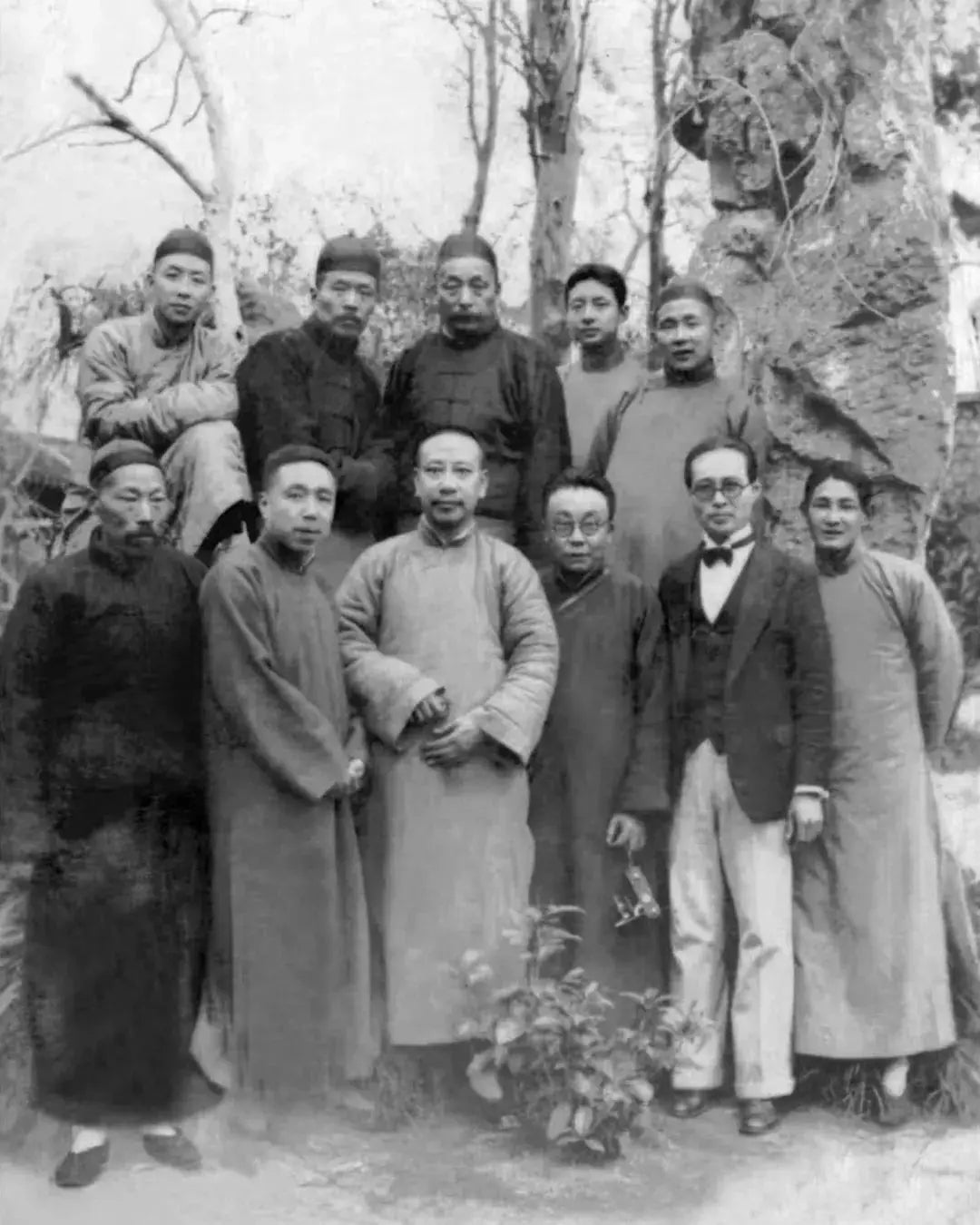 Guangling Qin Society gathering at Meihua Ling, Yangzhou, 1936, with Sun Shaotao and Liu Shaochun in the back row