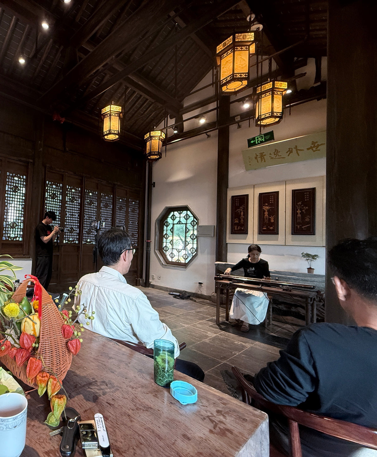 Xie Kunfang playing the guqin for listeners at Qiushui Jianjia Hall, Yuyuan, Nanjing, on October 11, 2026.