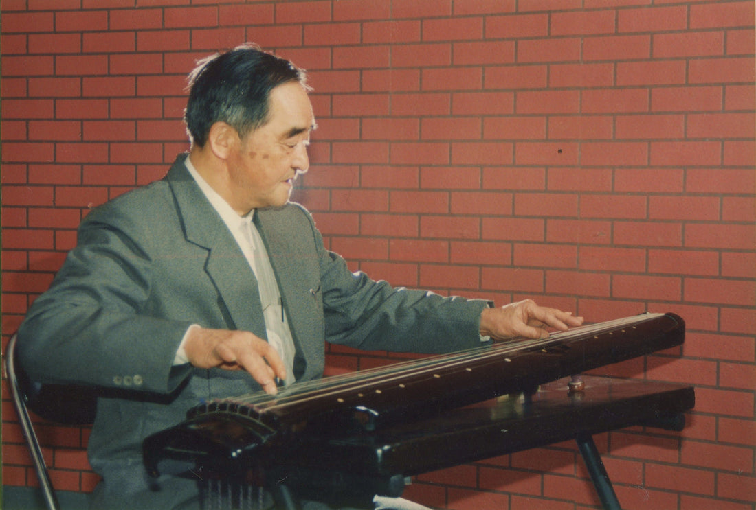 Mei Yuqiang playing the guqin
