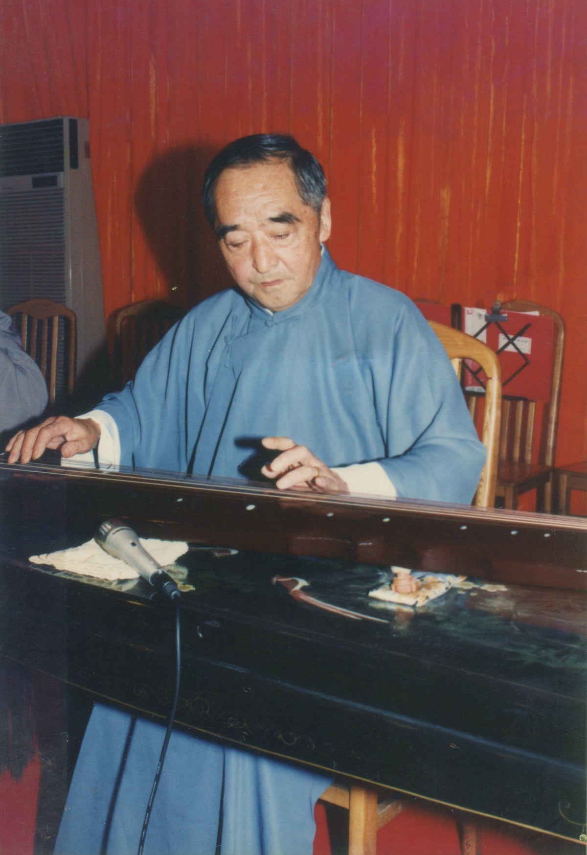 Master Mei Yueqiang playing the guqin