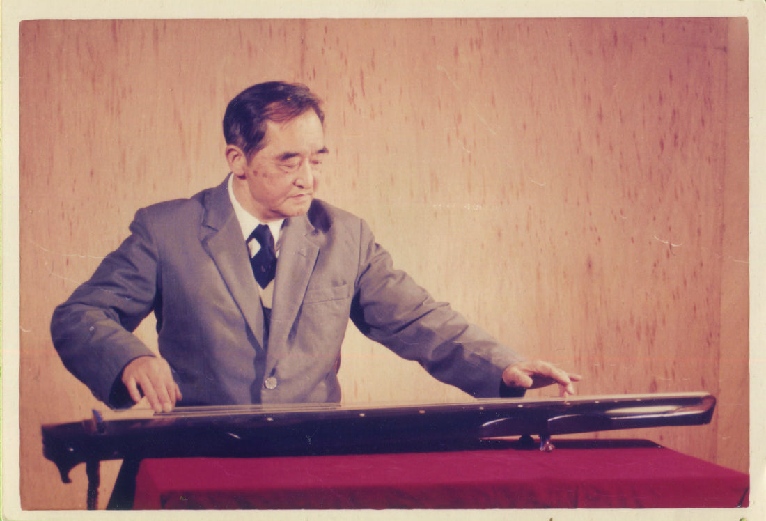 Master Mei Yueqiang playing the guqin, a historic photograph