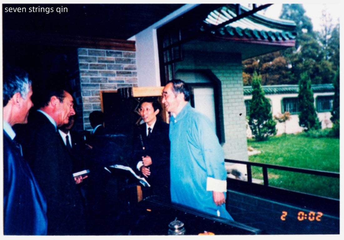 Mei Yueqiang in blue changshan meeting President Jacques Chirac in Yangzhou, October 2000