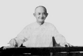 Xia Yifeng at the guqin
